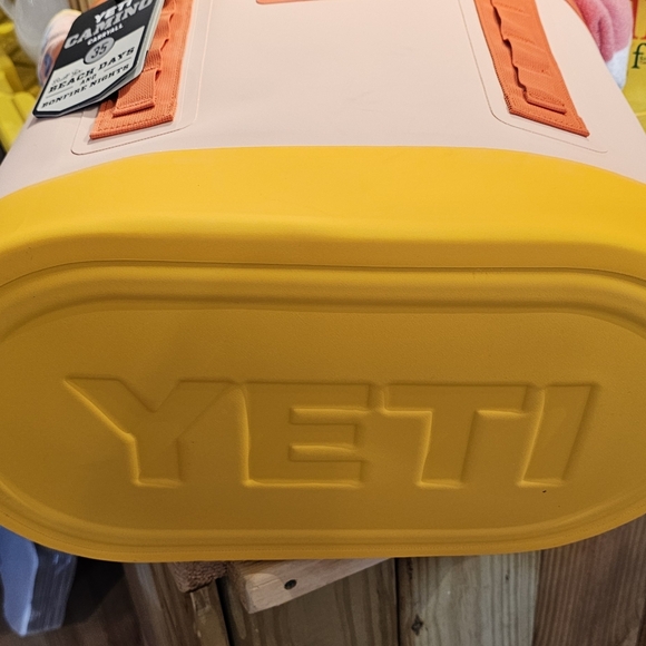 YETI Family Beach Bag - Picture 7 of 7